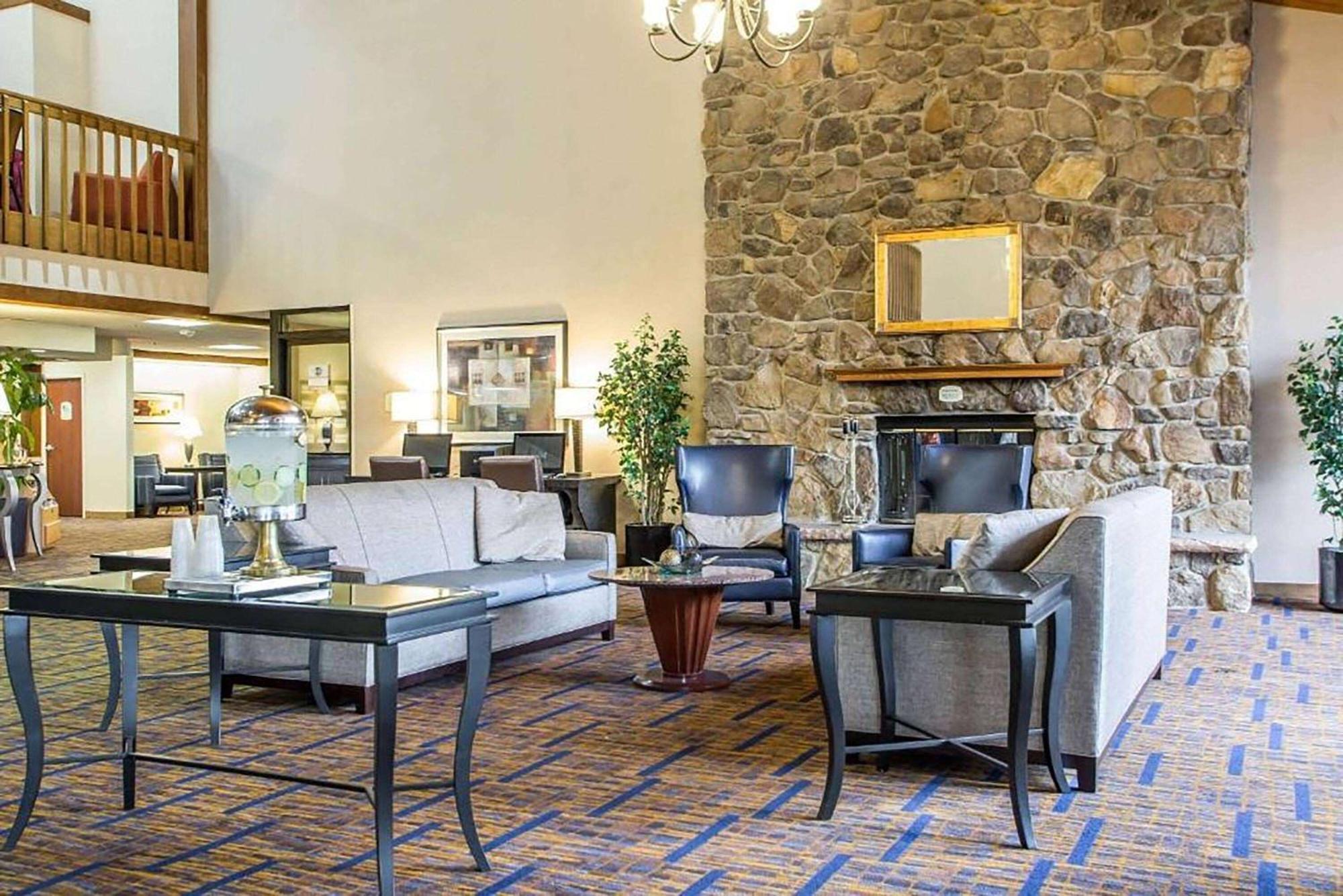 Howard Johnson By Wyndham เมอร์ริลวิลล์ ภายนอก รูปภาพ