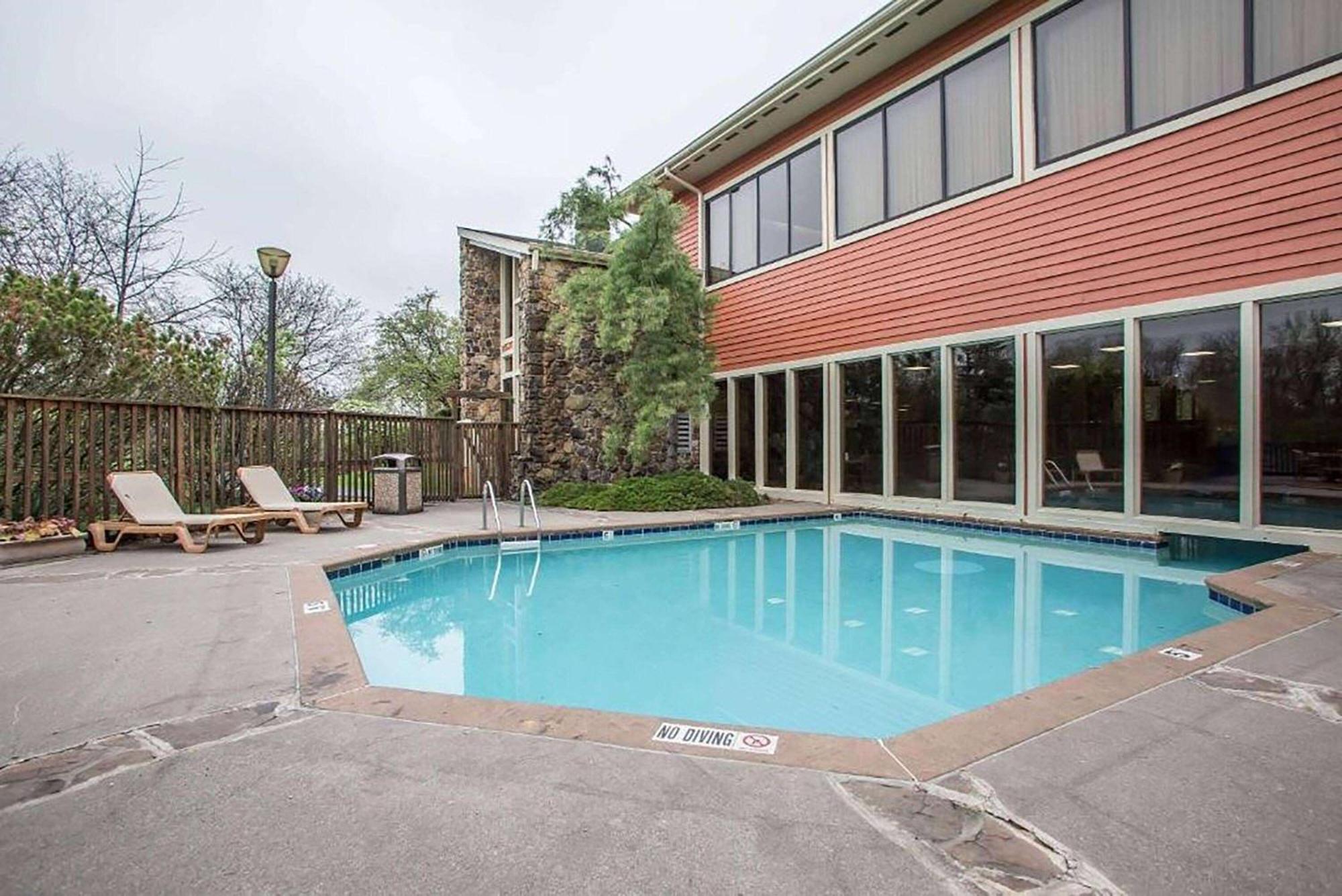 Howard Johnson By Wyndham เมอร์ริลวิลล์ ภายนอก รูปภาพ